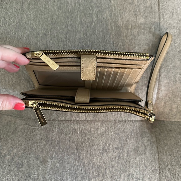 Michael Kors Adele Smartphone Wallet - Picture 4 of 4